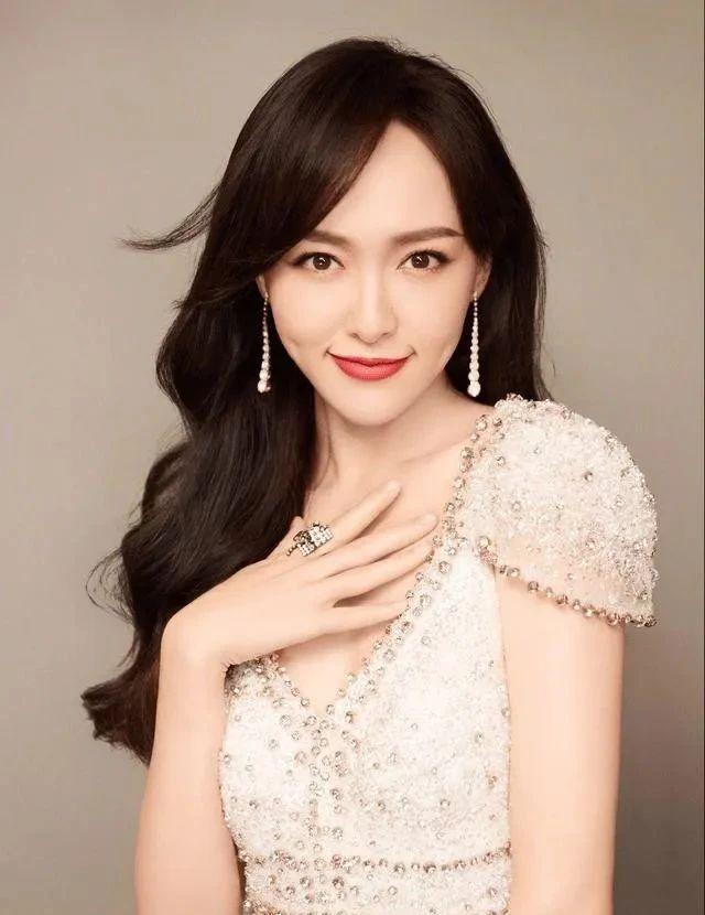 法才华汉仪唐嫣体备受好评！米乐m6女艺人唐嫣展现书