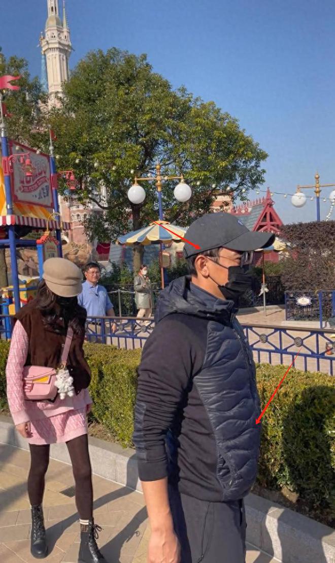 着土气毫无架子与唐嫣黑丝粉裙像两代人m6米乐app罗晋夫妇罕露面！男方穿(图4)