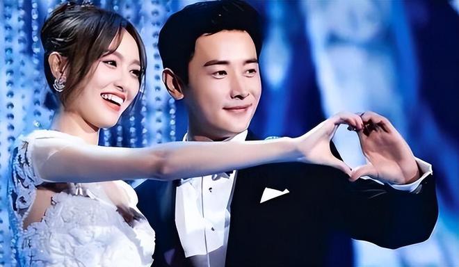 着土气毫无架子与唐嫣黑丝粉裙像两代人m6米乐app罗晋夫妇罕露面！男方穿(图6)