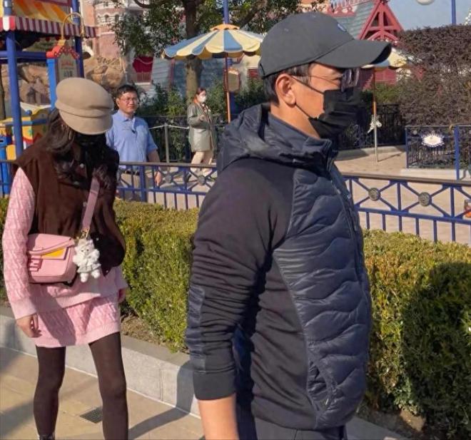 着土气毫无架子与唐嫣黑丝粉裙像两代人m6米乐app罗晋夫妇罕露面！男方穿(图8)