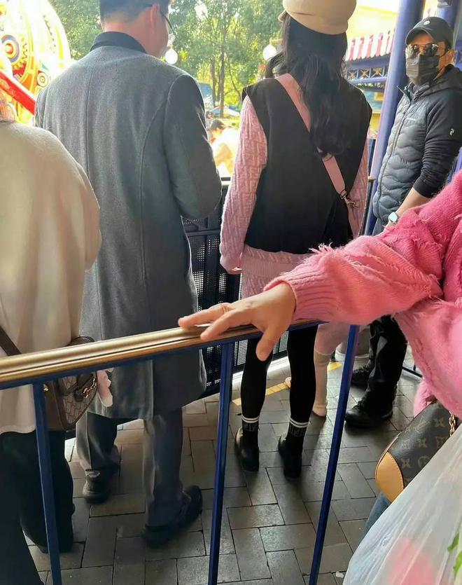 着土气毫无架子与唐嫣黑丝粉裙像两代人m6米乐app罗晋夫妇罕露面！男方穿(图9)