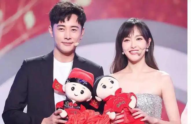 着土气毫无架子与唐嫣黑丝粉裙像两代人m6米乐app罗晋夫妇罕露面！男方穿(图16)