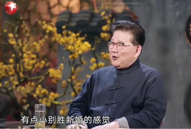 着土气毫无架子与唐嫣黑丝粉裙像两代人m6米乐app罗晋夫妇罕露面！男方穿(图11)
