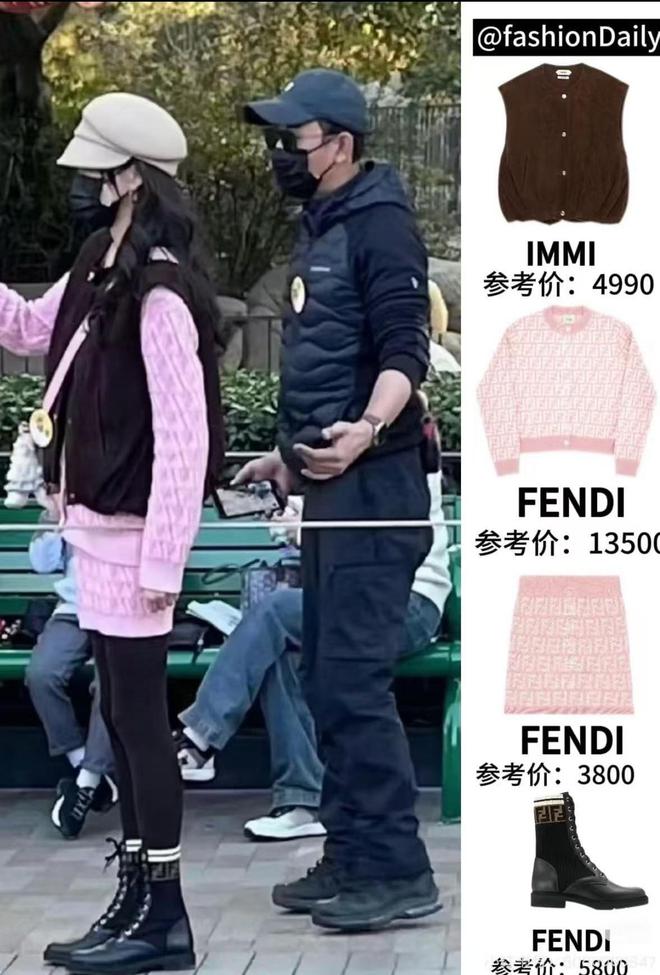 着土气毫无架子与唐嫣黑丝粉裙像两代人m6米乐app罗晋夫妇罕露面！男方穿(图14)