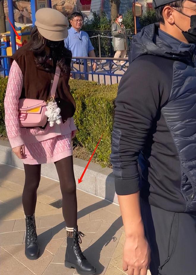 着土气毫无架子与唐嫣黑丝粉裙像两代人m6米乐app罗晋夫妇罕露面！男方穿(图19)