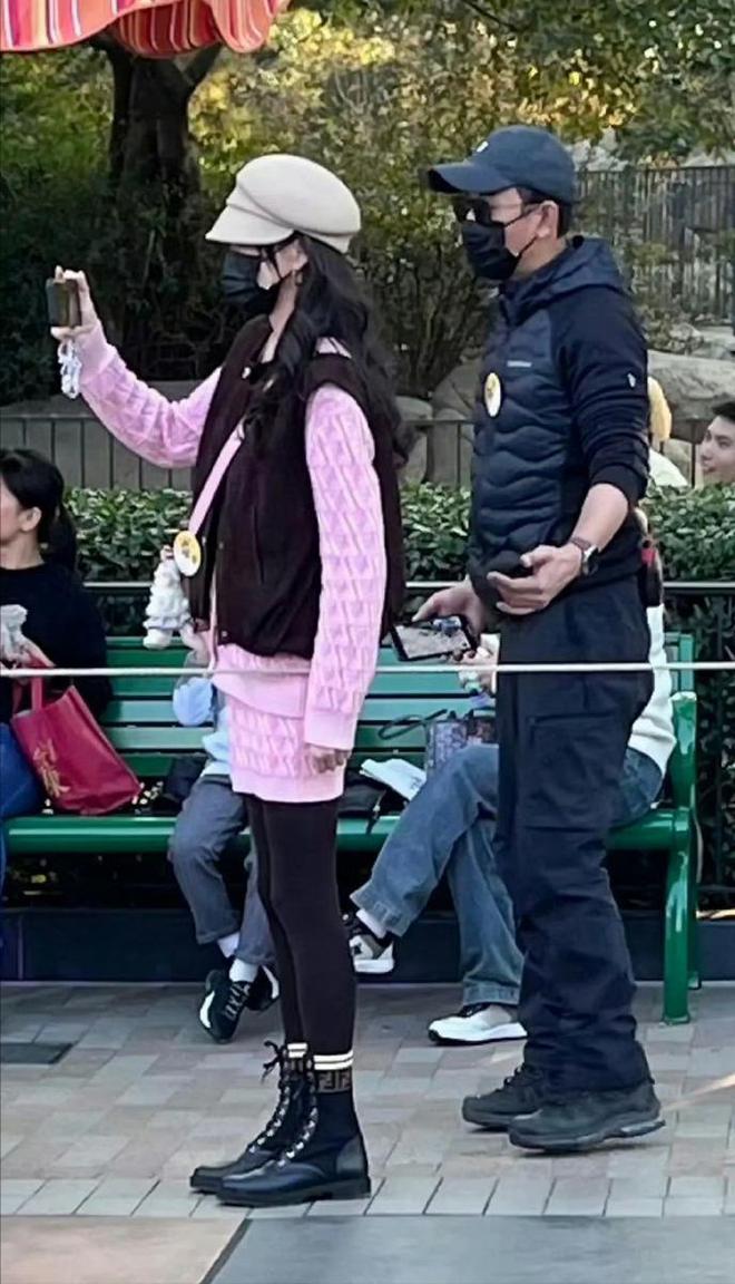 着土气毫无架子与唐嫣黑丝粉裙像两代人m6米乐app罗晋夫妇罕露面！男方穿(图1)