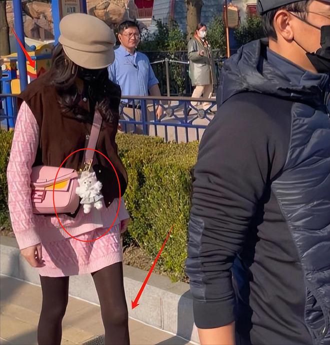 着土气毫无架子与唐嫣黑丝粉裙像两代人m6米乐app罗晋夫妇罕露面！男方穿(图2)
